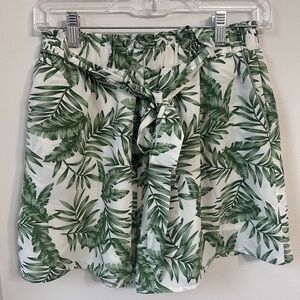 Lulu's High Waist Green and White Tropical Shorts resort wear vacation Size M